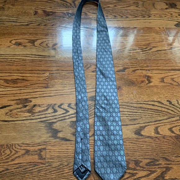 Gucci 60” iridescent silk tie slate print - Picture 7 of 14